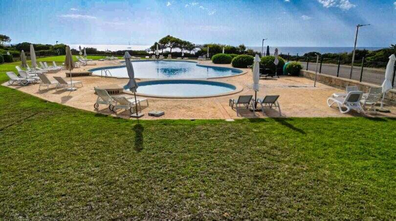 Poolanlage mit Liegestühlen und Sonnenschirmen, Meerblick, Wohnung in Porto Colom