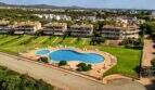Luftaufnahme der Wohnanlage in Portocolom mit zwei Pools, gepflegten Grünflächen und mediterranen Mehrfamilienhäusern