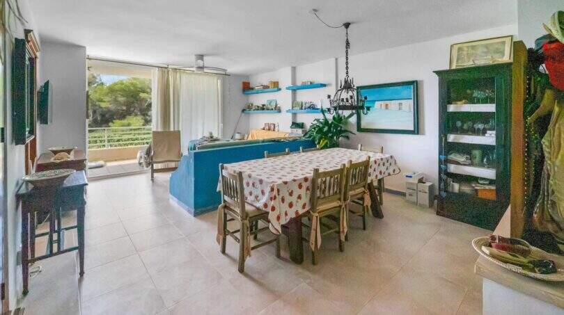 Helles Wohn-Esszimmer der Wohnung in Portocolom mit Esstisch, Holzstühlen und Zugang zur Terrasse.