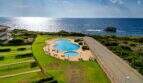 Luftaufnahme Pool-Anlage mit Meerblick, gepflegter Rasen, Liegestühle, Wohnung in Porto Colom