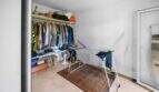 Begehbarer Kleiderschrank der Wohnung in Porto Colom mit Kleiderstange, Regal und Wäscheständer