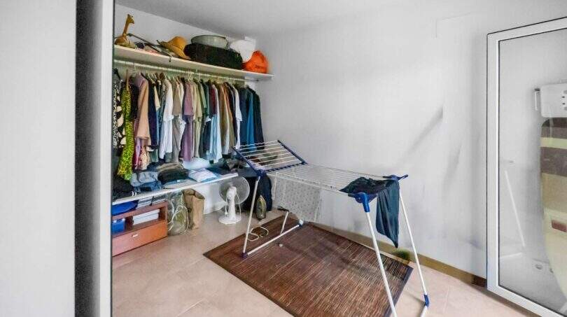 Begehbarer Kleiderschrank der Wohnung in Porto Colom mit Kleiderstange, Regal und Wäscheständer