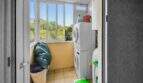 Utility-Raum der Wohnung in Portocolom mit Waschmaschine, Trockner und Fenster mit Blick ins Grüne.