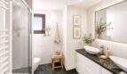 Modernes Badezimmer mit dunklem Marmorboden, weißen Waschtischen und Dusche in Wohnung in Felanitx