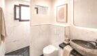 Modernes Badezimmer mit Marmorwänden, Naturstein-Waschbecken und elegantem Design in Wohnung in Felanitx