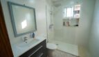 Baño moderno con ducha, inodoro y lavabo en la casa unifamiliar Porto Colom