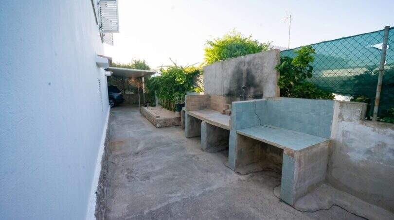 Außenbereich mit gemauertem Grillplatz und Sitzgelegenheiten beim Einfamilienhaus in Porto Colom