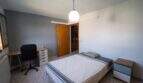 Helles Schlafzimmer mit Doppelbett, Schreibtisch und Pendelleuchte im Einfamilienhaus Porto Colom