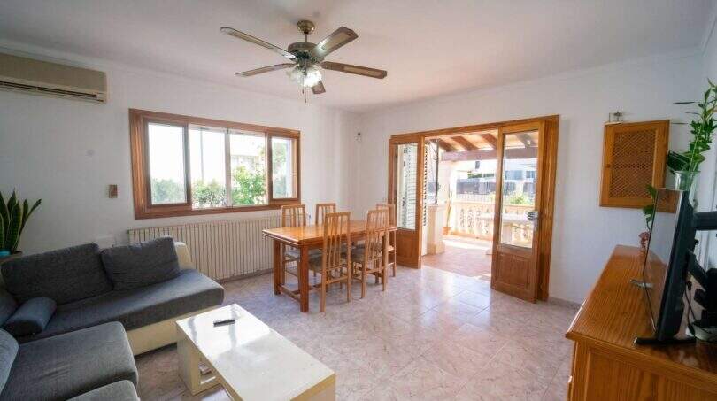 Helles Wohnzimmer mit Essbereich, Deckenventilator und Terrassenzugang im Einfamilienhaus in Porto Colom
