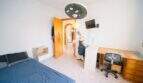 Kinderzimmer mit Bett, Schreibtisch, Stuhl, TV und selbstgebasteltem Sonnensystem-Mobile in Einfamilienhaus Porto Colom