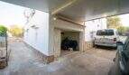 Carport mit offener Garage und Stellplatz für mehrere Fahrzeuge am Einfamilienhaus in Porto Colom.