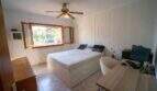 Helles Schlafzimmer mit Doppelbett, Deckenventilator, Schreibtisch & Gartenblick im Haus Porto Colom