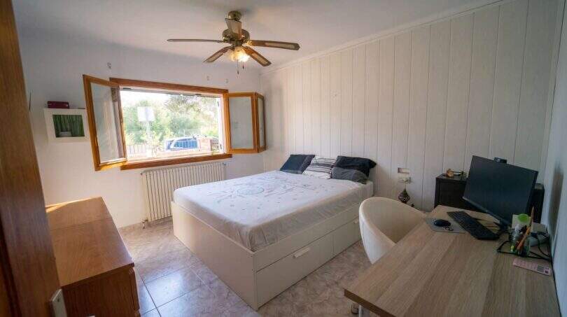Helles Schlafzimmer mit Doppelbett, Deckenventilator, Schreibtisch & Gartenblick im Haus Porto Colom