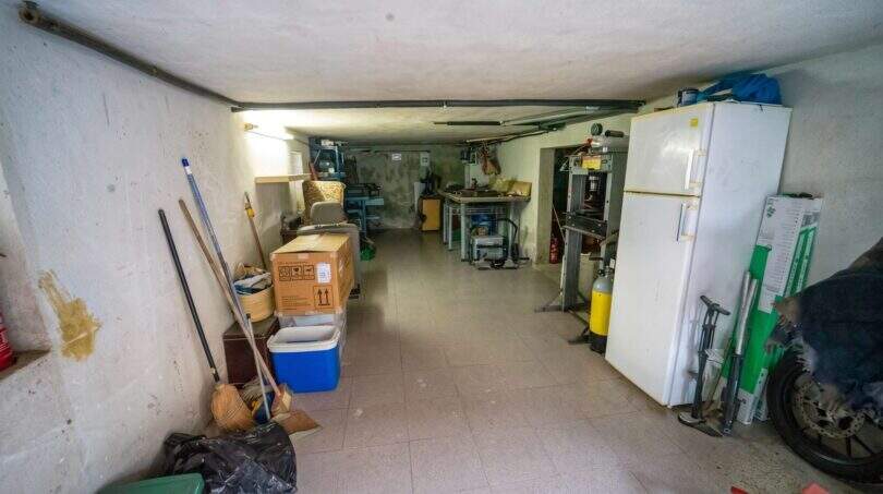Geräumige Garage mit Werkstattbereich, Kühlschrank und Stauraum im Einfamilienhaus Porto Colom