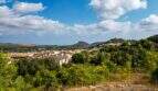 Panoramablick auf Capdepera mit Burg, Bergen und mediterraner Vegetation – ideale Lage für Grundstück in Mallorca.