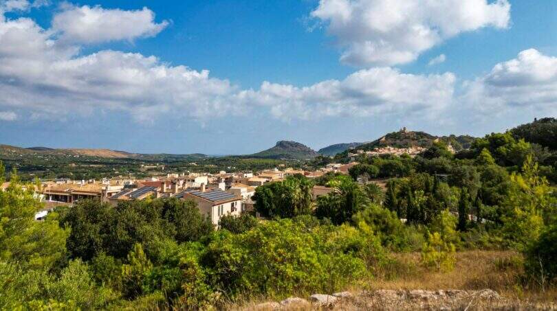 Panoramablick auf Capdepera mit Burg, Bergen und mediterraner Vegetation – ideale Lage für Grundstück in Mallorca.