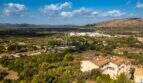Luftaufnahme eines 32.000 m² Grundstücks in Capdepera mit Bergpanorama, Grünflächen und mediterraner Vegetation.