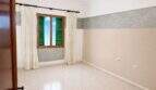 Leeres Zimmer mit Fliesenboden, grünen Fensterläden und zweifarbiger Wand in Wohnung Palma