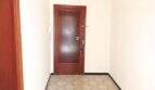 Eingangsbereich der Wohnung in Palma mit massiver Holztür, Sicherheitsschloss und gemustertem Fliesenboden.