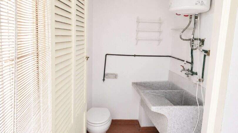 Kleines Bad mit WC, Granitwaschbecken, Warmwasserboiler und Fensterläden in renovierungsbedürftiger Wohnung Palma