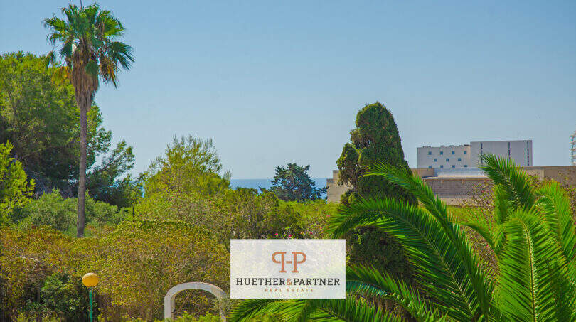 Gartenanlage mit Palmen und Meerblick in Cales de Mallorca, Apartment in grüner Umgebung