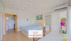 Helles Schlafzimmer mit Doppelbett, Einbauschrank, Klimaanlage und Fliesenboden im Apartment Cales de Mallorca
