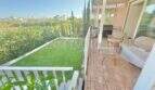Überdachte Terrasse mit Loungemöbeln und privatem Garten mit Kunstrasen in Cala d'Or