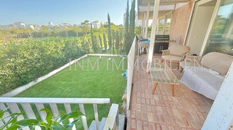 Überdachte Terrasse mit Loungemöbeln und privatem Garten mit Kunstrasen in Cala d'Or