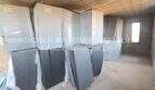 Rohbau mit gelagerten Granitplatten und verpackten Materialien für den weiteren Innenausbau des Landhauses in Port de Manacor