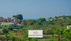 Panoramablick auf Porto Cristo Novo mit Meerblick, Pinien und mediterranen Villen im Grünen.