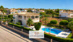 Mediterrane Villa in Sa Torre, Llucmajor mit Pool, Palmen und gepflegtem Garten in ruhiger Wohnlage.