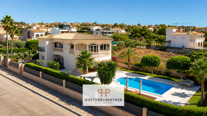 Mediterrane Villa in Sa Torre, Llucmajor mit Pool, Palmen und gepflegtem Garten in ruhiger Wohnlage.