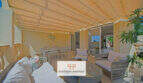 Überdachte Terrasse mit Lounge und Essbereich, helle Markise, Zugang zum Innenbereich, Reiheneckhaus Porto Cristo Novo.