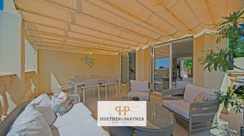 Überdachte Terrasse mit Lounge und Essbereich, helle Markise, Zugang zum Innenbereich, Reiheneckhaus Porto Cristo Novo.