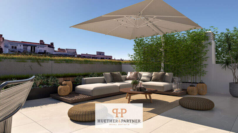 Sonnige Dachterrasse mit Loungemöbeln, Sonnenschirm und Bambus-Sichtschutz, Penthouse Cor 39, Palma de Mallorca