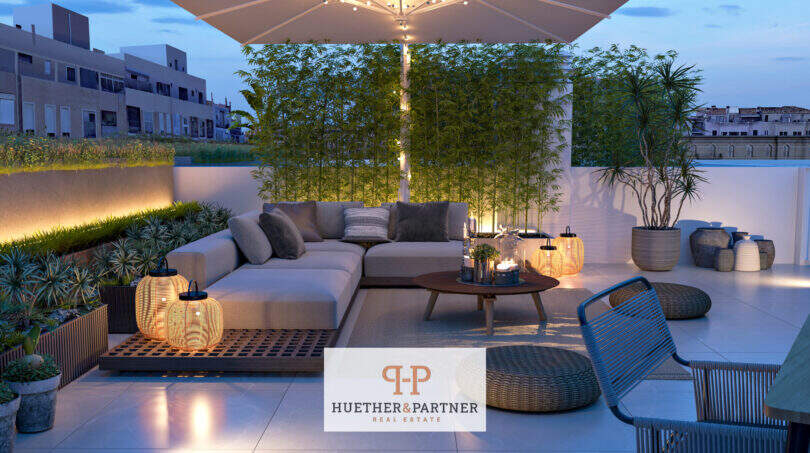 Beleuchtete Dachterrasse des Penthouse Cor 39 in Palma mit Lounge, Bambus und modernem Außenbereich