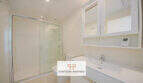 Modernes Badezimmer des Reiheneckhauses in Porto Cristo Novo mit Dusche, WC und Waschtisch.