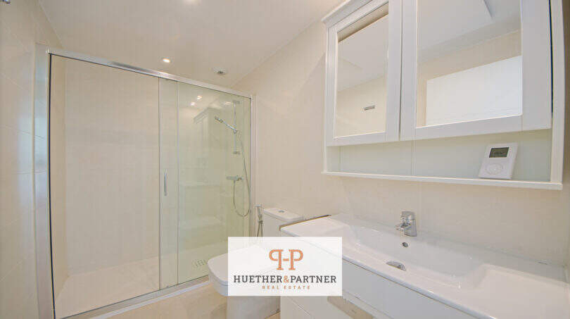 Modernes Badezimmer des Reiheneckhauses in Porto Cristo Novo mit Dusche, WC und Waschtisch.