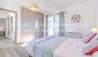 Helles Schlafzimmer der mediterranen Villa in Sa Coma mit Doppelbett, Einbauschrank und Balkonzugang.