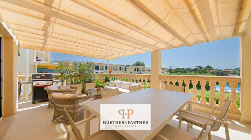 Sonnige Terrasse mit Markise, Essbereich, Lounge und Grillplatz, Blick auf Garten und Nachbarschaft in Porto Cristo Novo.