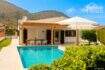 Bungalow Alcúdia: Terrace with pergola, dining table and turquoise saltwater pool, mountain panorama in the background