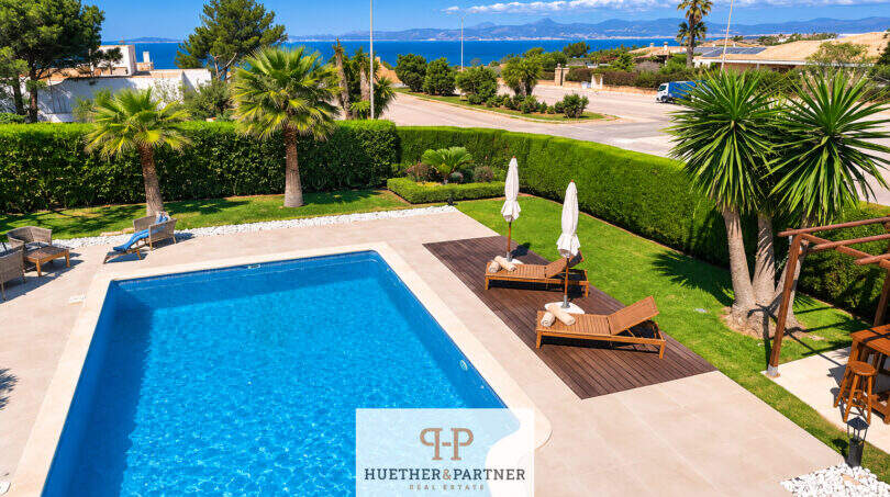 Villa Sa Torre: Privater Pool mit Holzterrasse, Sonnenliegen und Meerblick in gepflegtem Garten