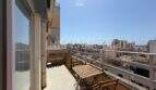 Sonnige Dachterasse der Wohnung in Palma Blanquerna mit Holzmöbeln und Panoramablick über die Altstadt