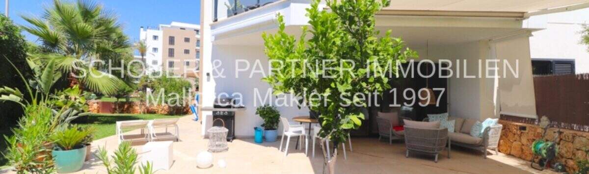 Gepflegter Garten mit Terrasse, Sonnensegel und Balkon einer Eck-Wohnung in Sa Coma