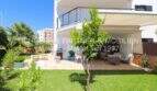 Gepflegter Garten mit Terrasse, Sonnensegel und Balkon einer Eck-Wohnung in Sa Coma