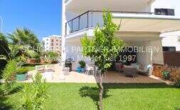 Gepflegter Garten mit Terrasse, Sonnensegel und Balkon einer Eck-Wohnung in Sa Coma