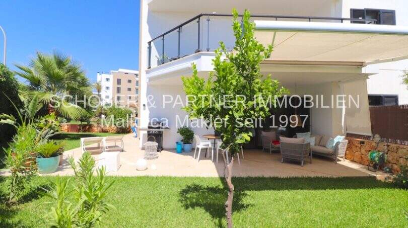 Gepflegter Garten mit Terrasse, Sonnensegel und Balkon einer Eck-Wohnung in Sa Coma