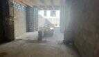 Rohbau-Garage mit Betonwänden und Blick auf den Innenhof des Stadthauses in Sant Llorenç