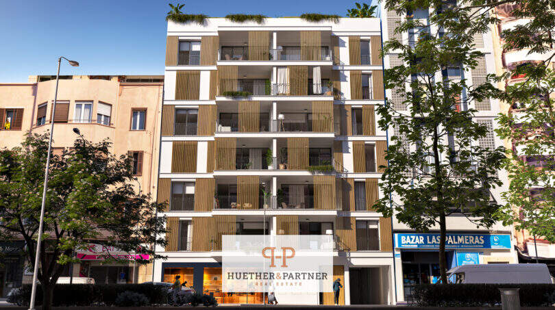 Moderne Außenfassade des Neubaus Cor 39 in Palma mit Holzlamellen, Balkonen und Dachbegrünung im Stadtzentrum.
