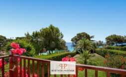 Apartamento en planta baja en Cala Mandía con terraza y jardín en primera línea de mar